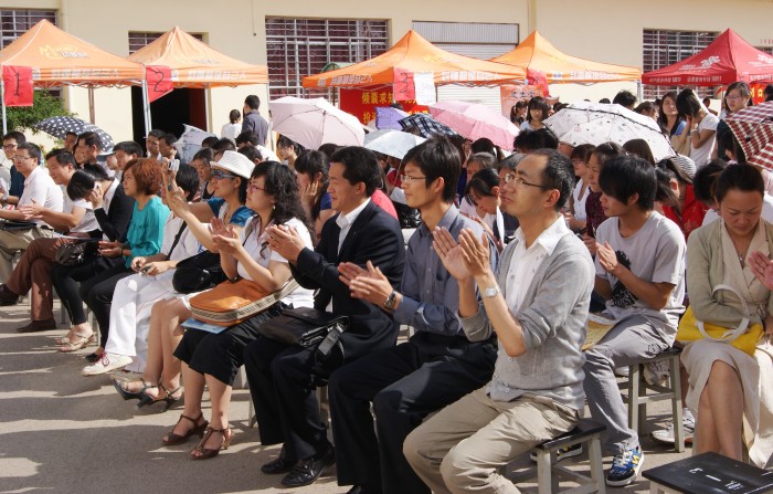 用人单位领导及世界杯官网师生参加招聘会开幕式